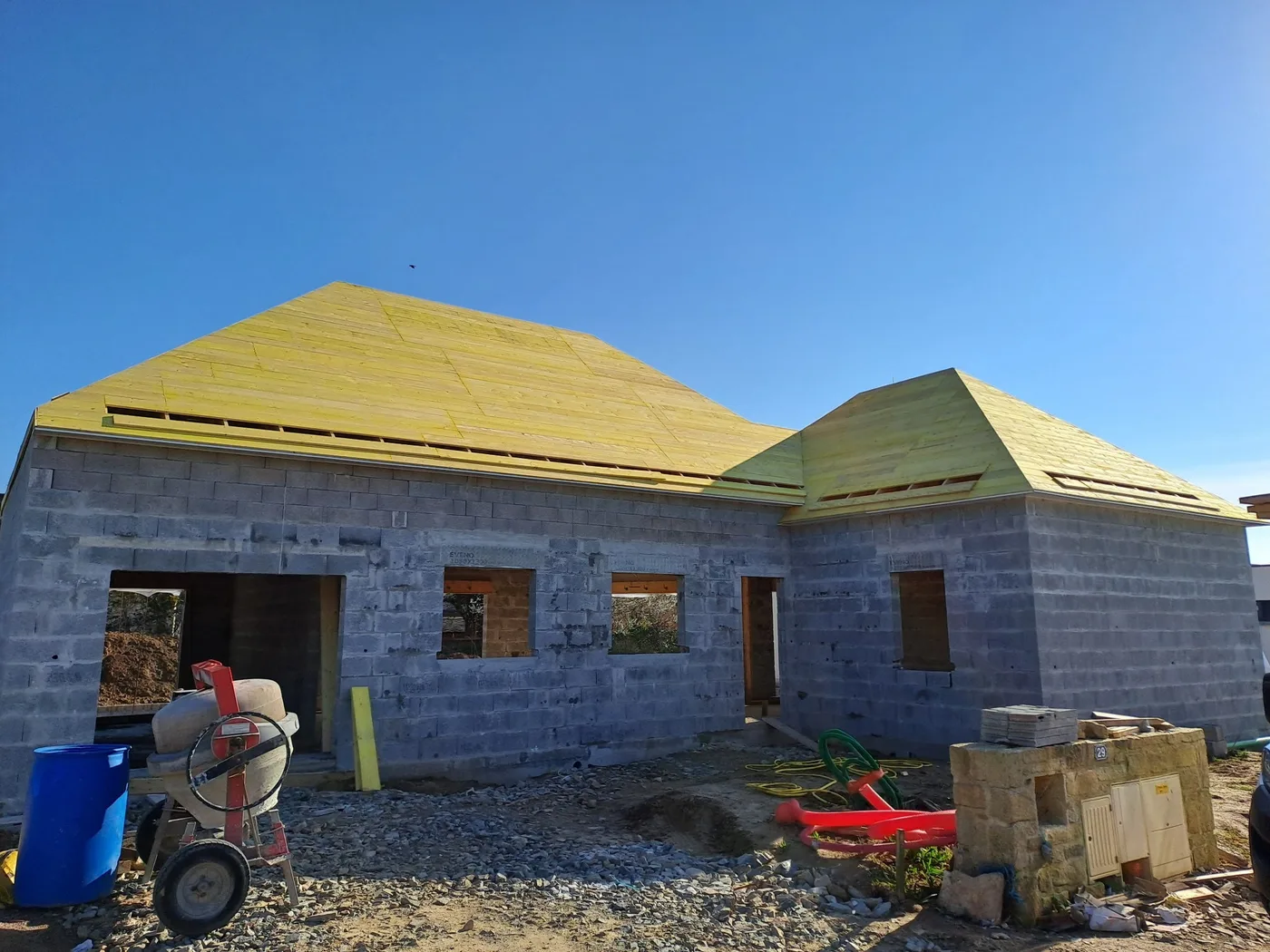 Charpente bois sur maison neuve en construction à Plouescat — Coat-Amis Charpente
