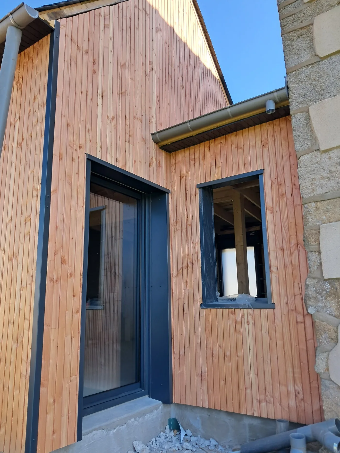 Pignon d'extension bois avec bardage vertical à Saint-Pol-de-Léon — Coat-Amis Charpente