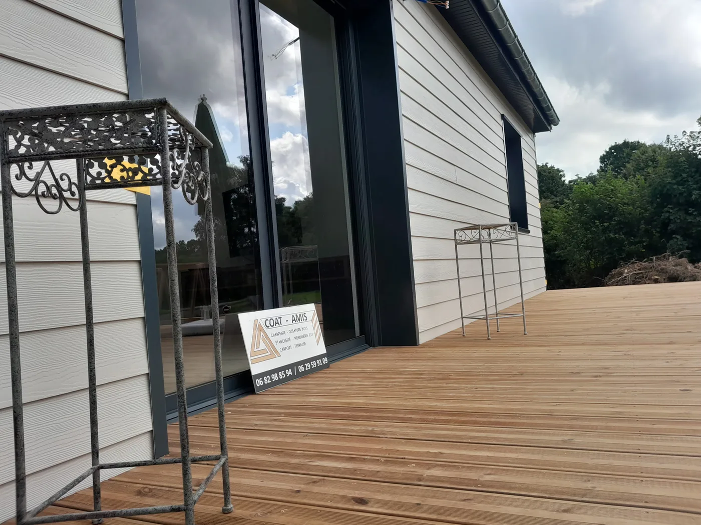 Extension bois avec terrasse et bardage clin blanc à Plouescat — Coat-Amis Charpente