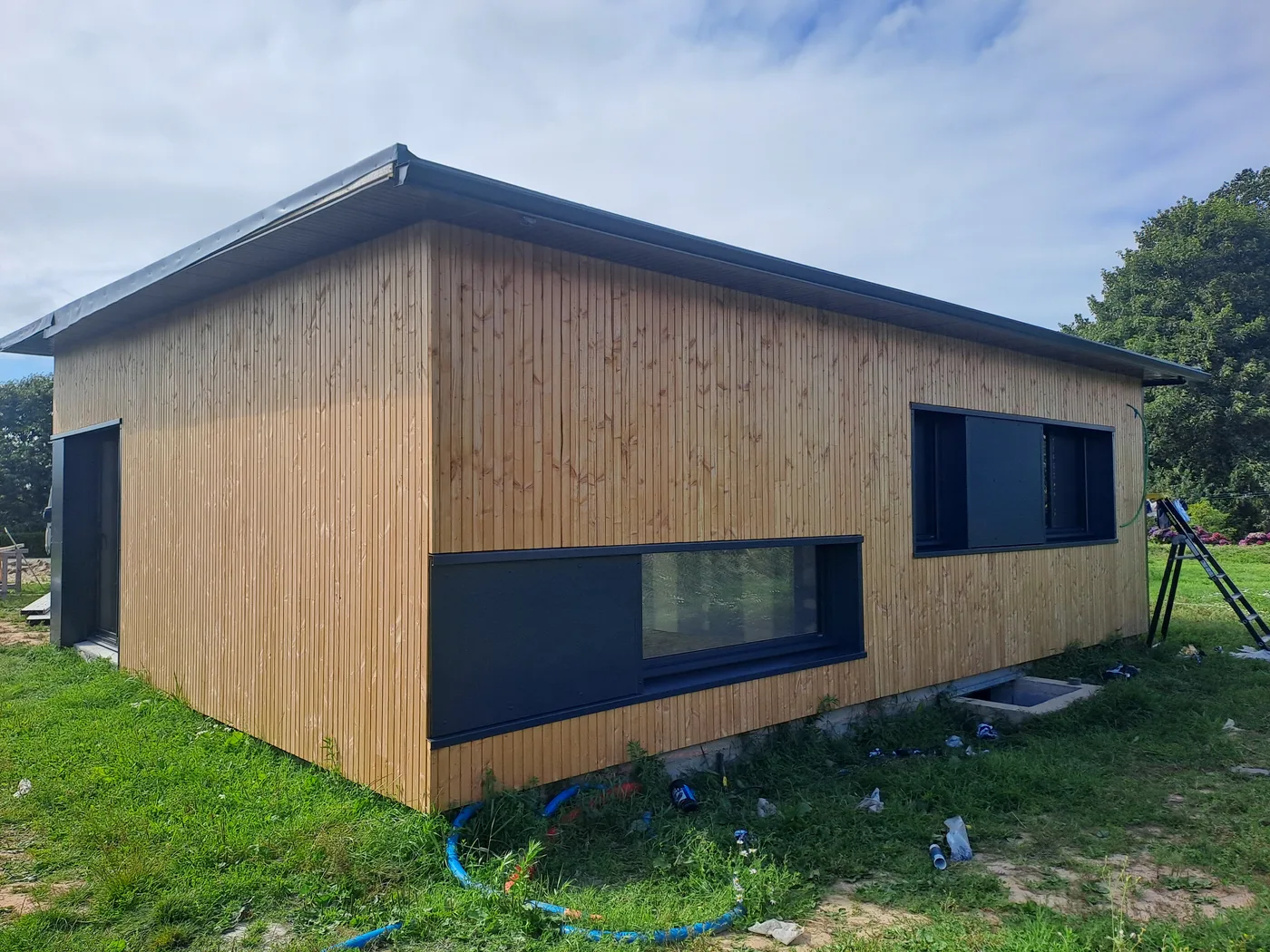 Extension à toit monopente et bardage bois clair à Lesneven — Coat-Amis Charpente