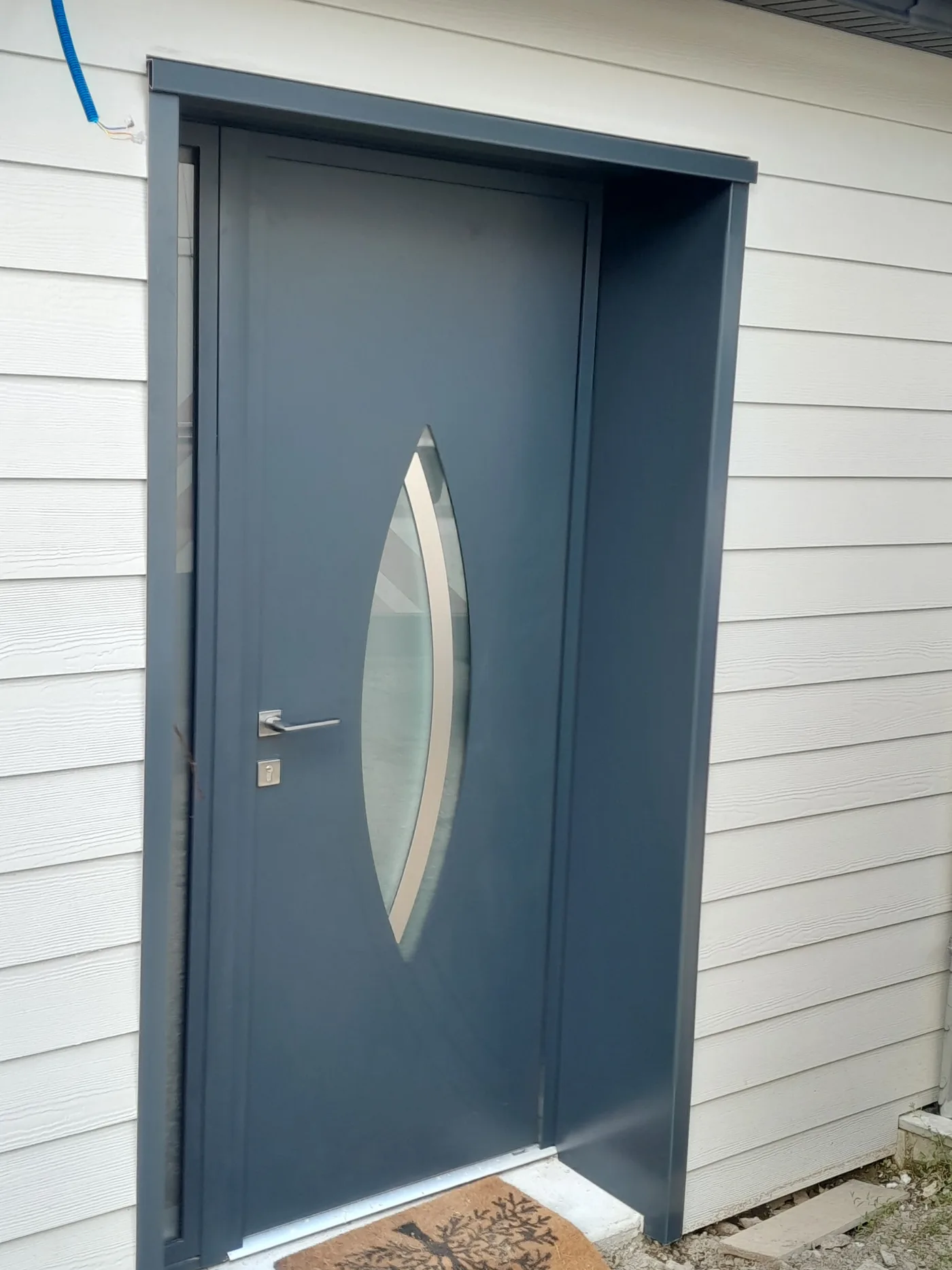Porte d'entrée aluminium avec oculus à Plouescat — Coat-Amis Charpente menuisier