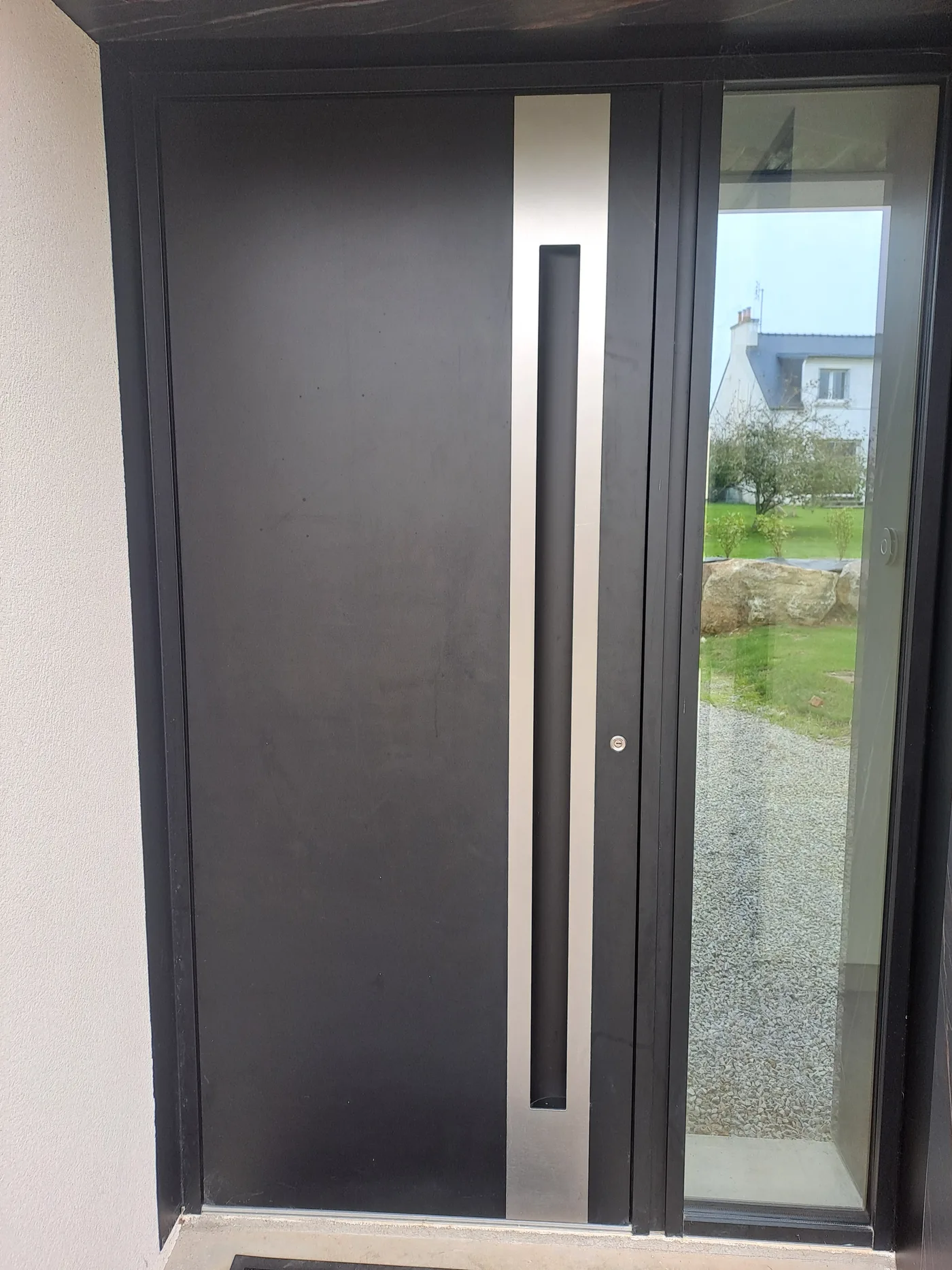Porte d'entrée alu noire avec imposte vitrée à Lesneven — Coat-Amis Charpente menuisier