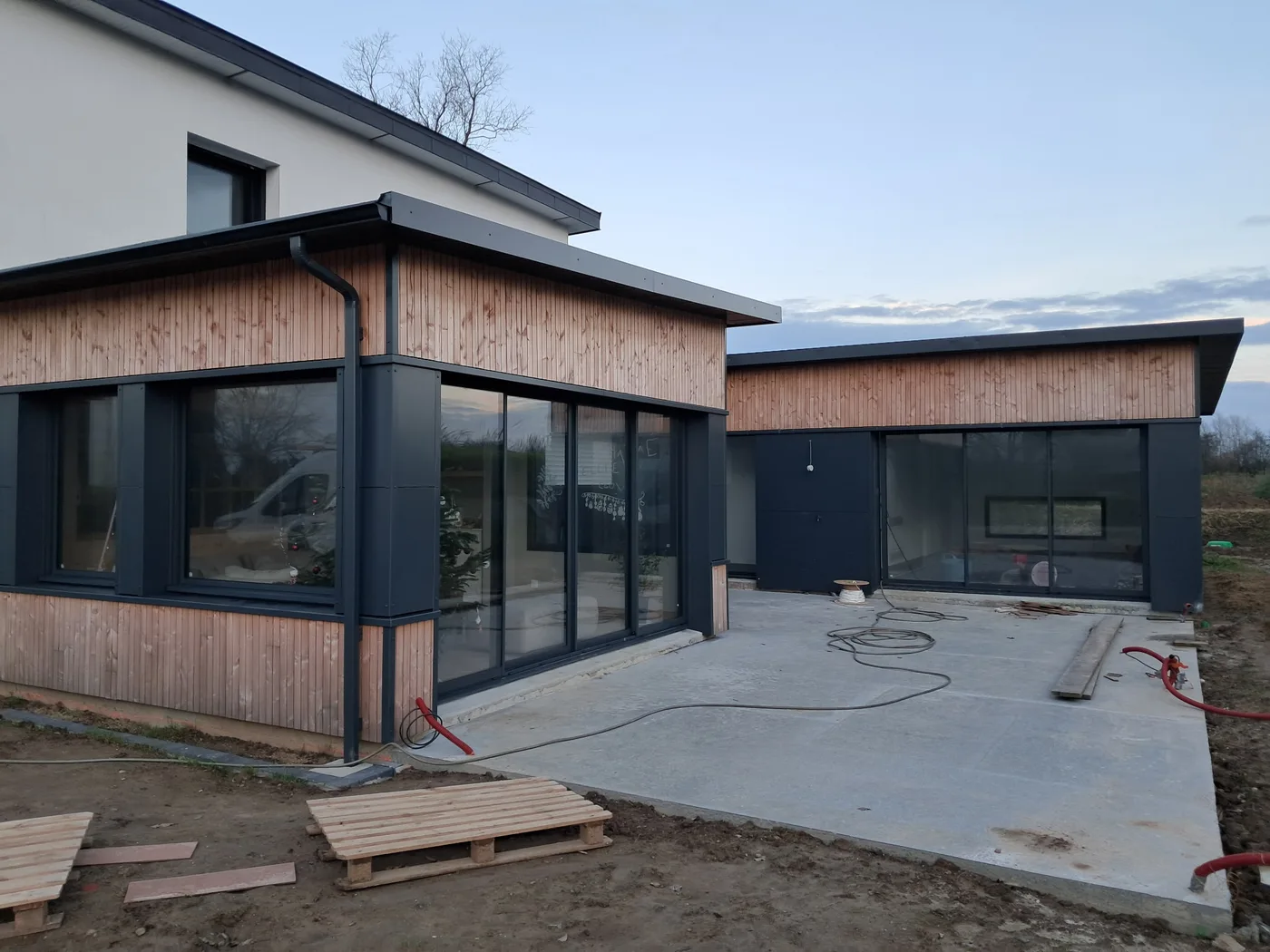 Extension ossature bois contemporaine en Finistère Nord — Coat-Amis Charpente