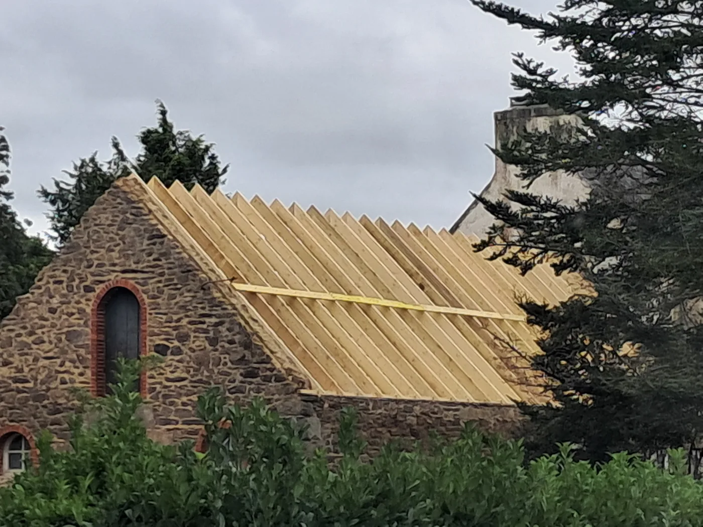 Rénovation de charpente d'une chapelle en pierre en Finistère Nord — Coat-Amis Charpente