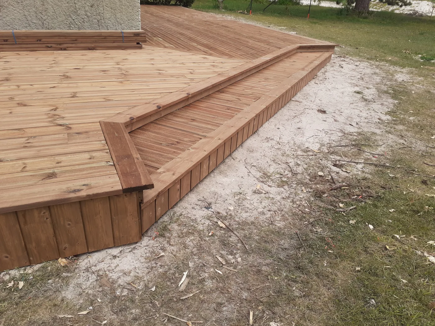 Terrasse bois avec emmarchement dans un jardin près de Brignogan — Coat-Amis Charpente