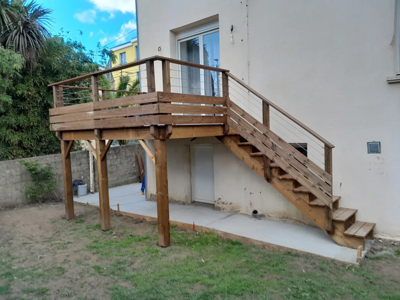 Terrasse bois surélevée avec escalier et pieux en Pays de Léon — Coat-Amis Charpente